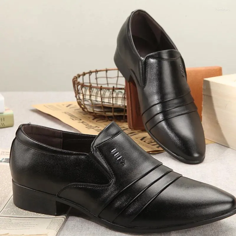 Chaussures décontractées Men de cuir breveté Brand 2024 Muisseaux italiens Moccasins Slip respirant sur la conduite noire plus taille 38-44