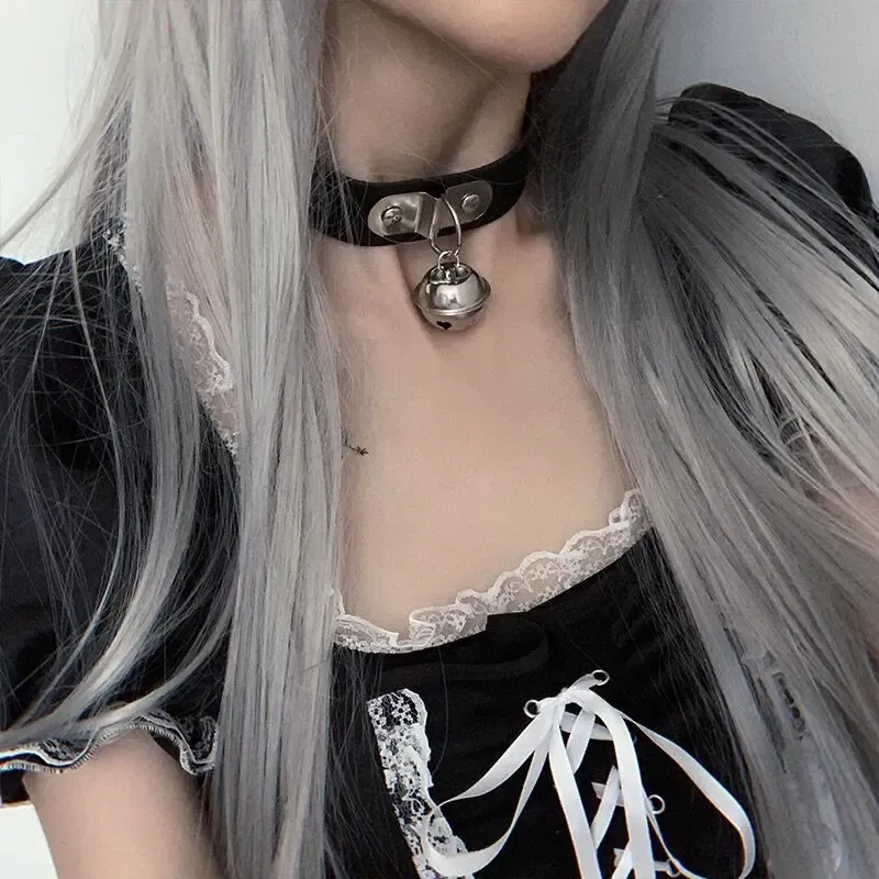 Halsband Rockläderklockan hänge choker halsband för kvinnor gotisk fin svart färg pu kedja krage sexiga damer sex smycken tillbehör