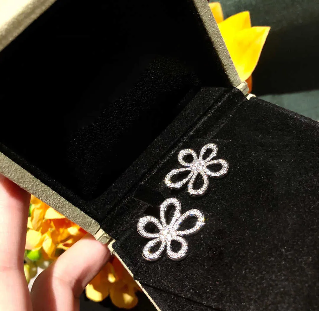 Designer Hot Selling Van nieuwe bloemvormige micro -ingelegde oorbellen super onsterfelijke zoete stijl klassieke mode -sieraden