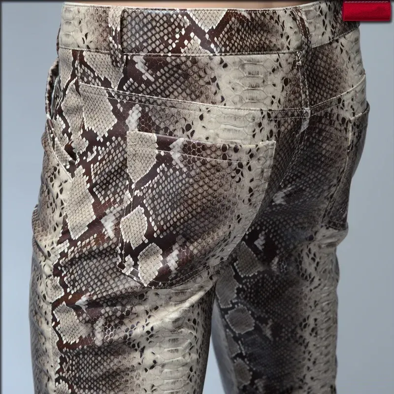 Pantalon 2023 Fashion Men Slim Faux Python Snake Imprimer en cuir Pantalon Men Pantal