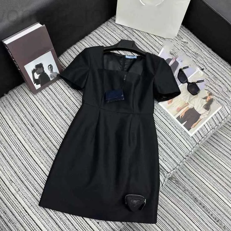 Robes décontractées de base Designer Direct Summer New Simple Square Neck Wrap Triangle Sac avec tempérament et âge réduisant la petite robe noire courte pour les femmes KKCQ