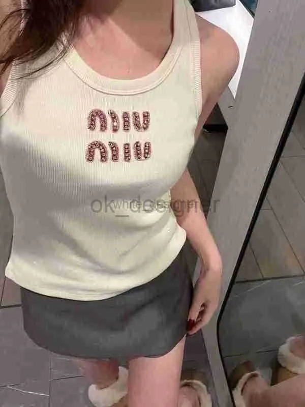 Frauen T -Shirt -Designer Tee 24SS Early Frühling Neues Miui -Buchstaben Wasser Diamant gestrickt Tank Top für Mädchen mit reduziertem Alter ärmellose Top O736G
