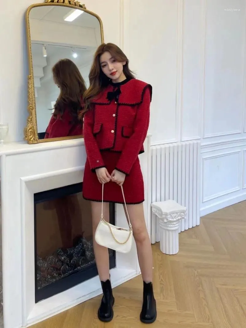 Arbetsklänningar Temperament Lapel Coat kjol Tvådelar Set Women Fashion Bead Splice Engagement Korean Sweet Christmas Party Solid Slim Suit