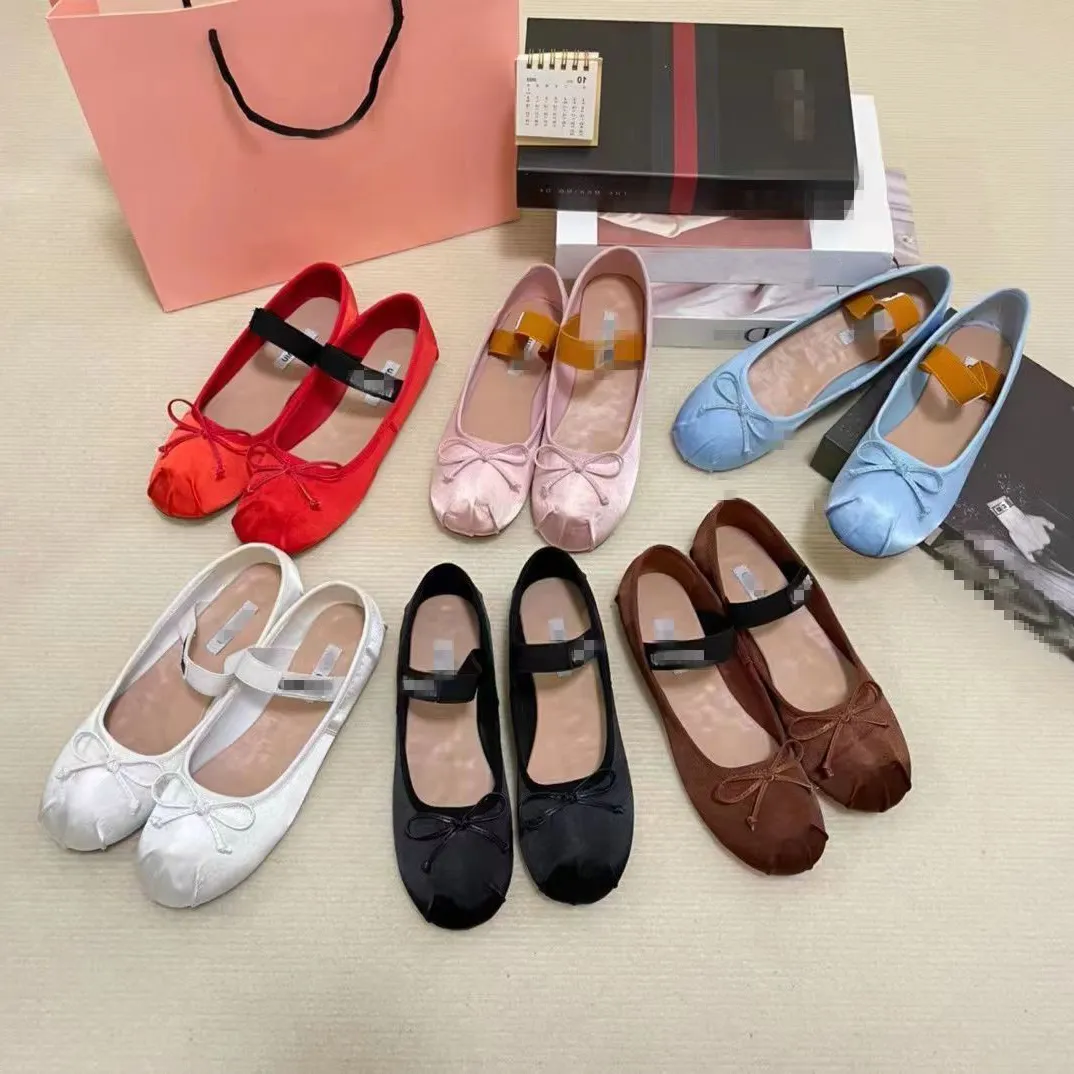 Designer Miui Ballet Flats Abito da donna Scarpe da ballo di seta con fiocchi di lusso Yoga ROSE ROSSO ROSSO SCARPE INTDOOR BALLERINA SCARPA PER GIORNI E RAGAZZE