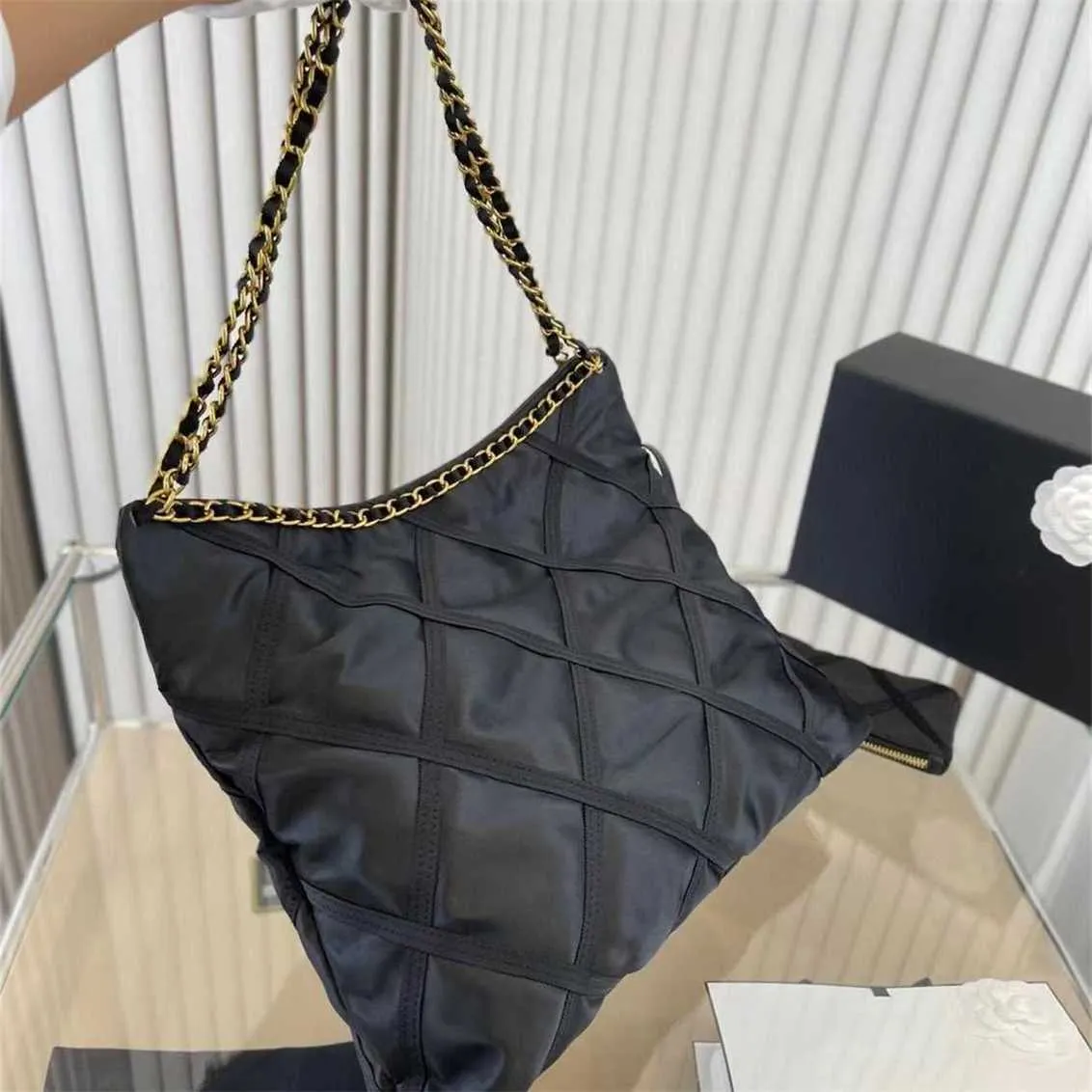 Tote Bag de alta definição Black Gold Big Chain Canvas Oxford Nylon Butot fêmea pequena xiangling maré quadriculada