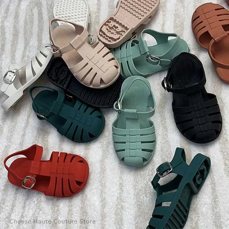 Sandały Baby Girls Sandals Sandały 2-7y Miękkie nie-poślizgowe księżniczka solidne dzieci cukierki galaretki buty dla dzieci swobodne rzymskie sandały 240423