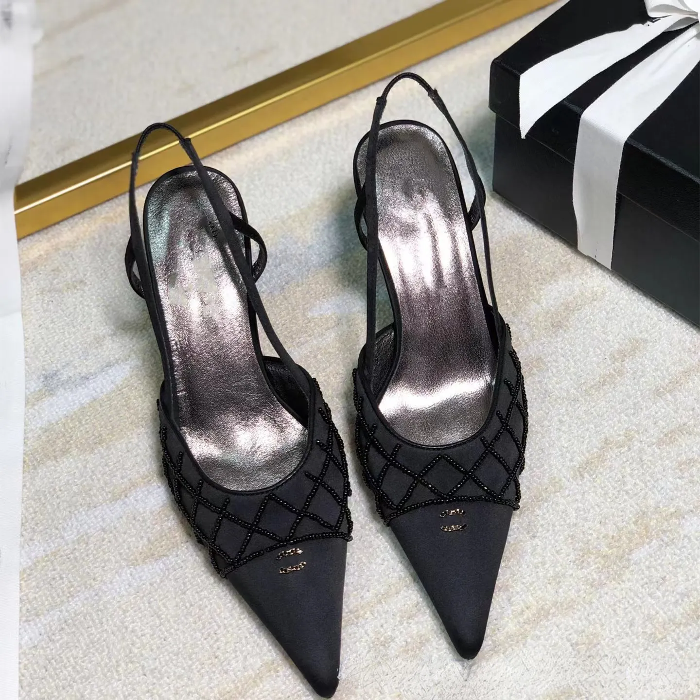 Designer Sandals Beauty-stijl kralen diamantrooster puntige teen Franse hoge hakken 2022 Zomer nieuwe zijden stiletto-rugriem sandalen