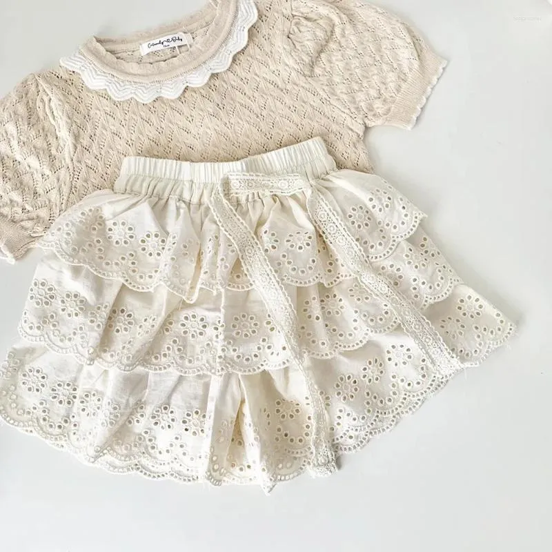 Shorts Hirsch Jonmi 2024 Spring Kleinkinder Mädchen Lace Hohlhöhle koreanische Stil Baumwolle Beige Baby Kinder geschichtet