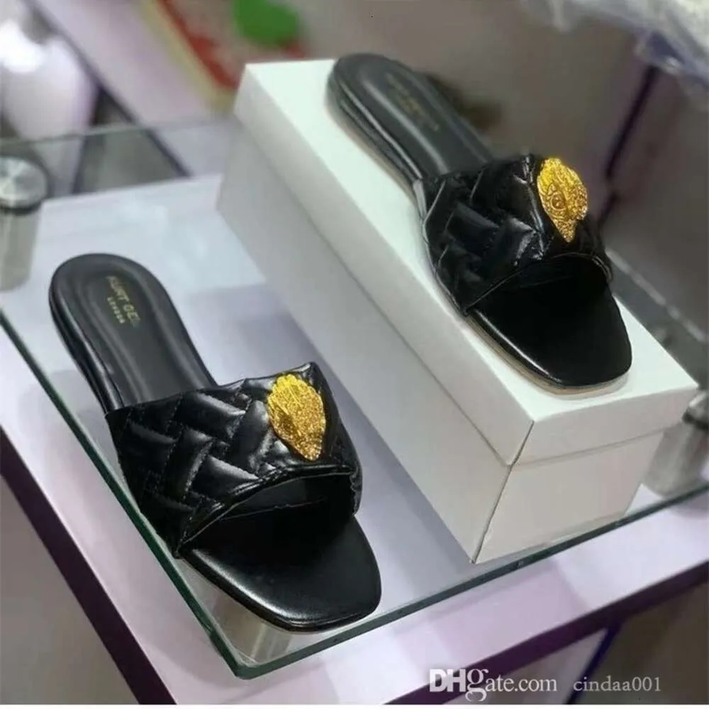 مصممة النسائية النعال الصنادل مشبك أجهزة 2024 الأحذية الصيفية للسيدات