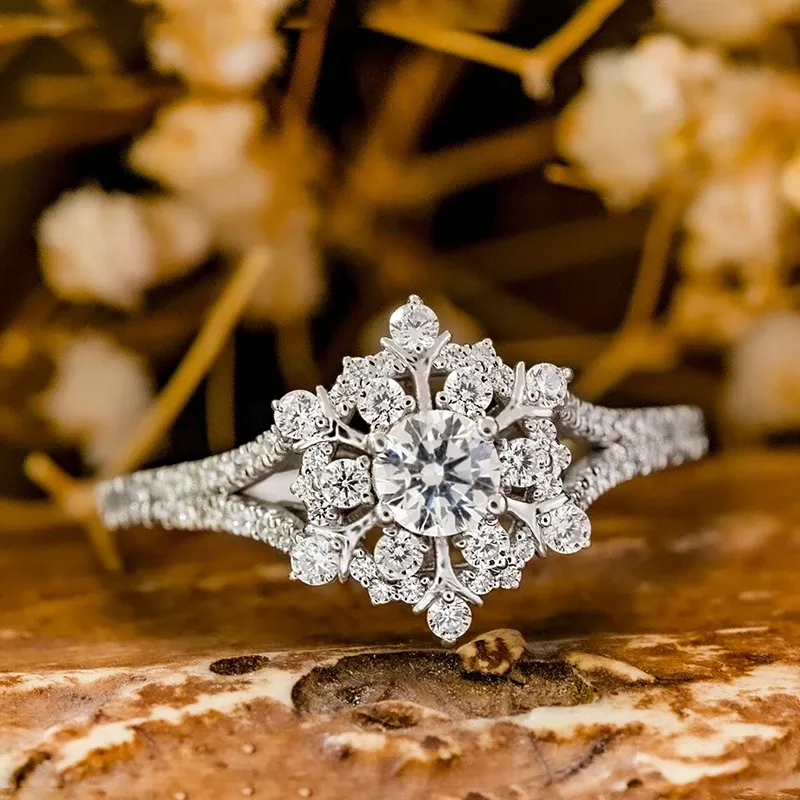 バンドHuitan Exquisite Snowflake Rings for Luxury Paved Sparkling Crystal CZ Wedding Party Statement Lady Accessory New Jewelry