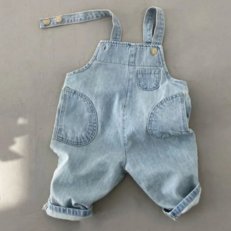 Hemden Frühlingsbaby Overalls Neue Kindermädchen Rolren Denim Pocket Boys Jungensuiten Baby Rolms 2023 Sommer Neugeborene niedliche Overalls Jeans