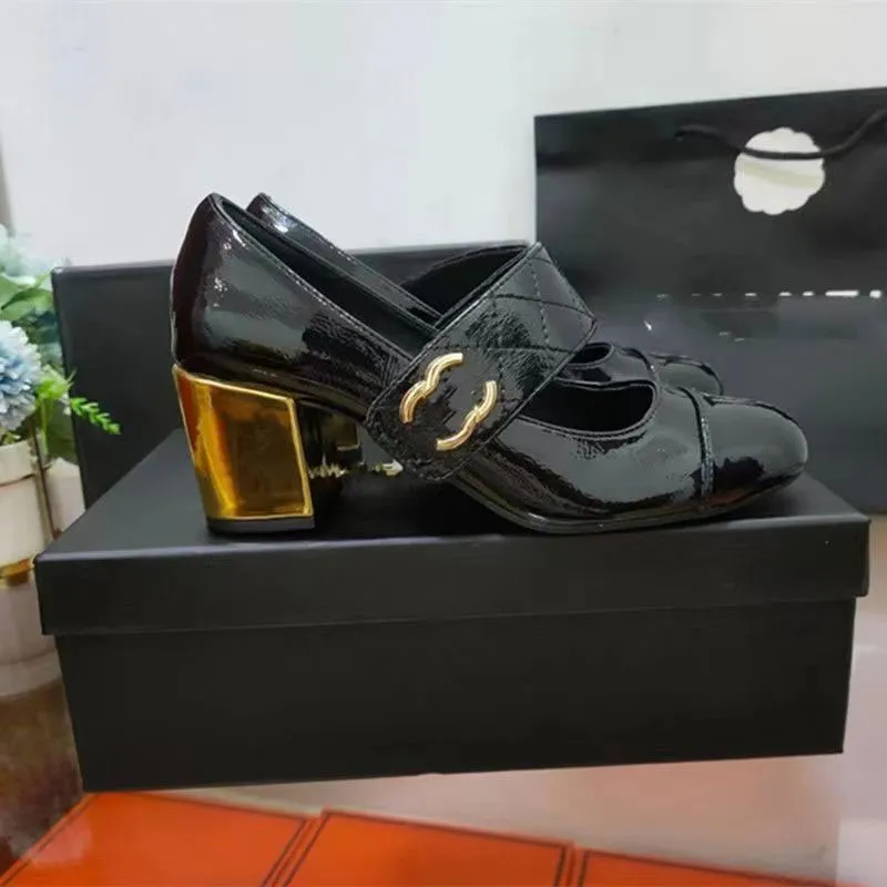 2024 Sapatos de grife Paris Sapatos de moda feminina Designer de luxo de luxo de luxo, sapatos de letras de couro bordadas