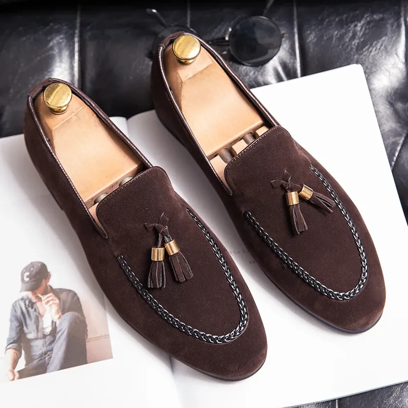 Moda Men Shoes Suede Sapatos de verão casuais de couro Mocassins de homens elegantes escorregam nos apartamentos masculinos e sapatos de acionamento masculino