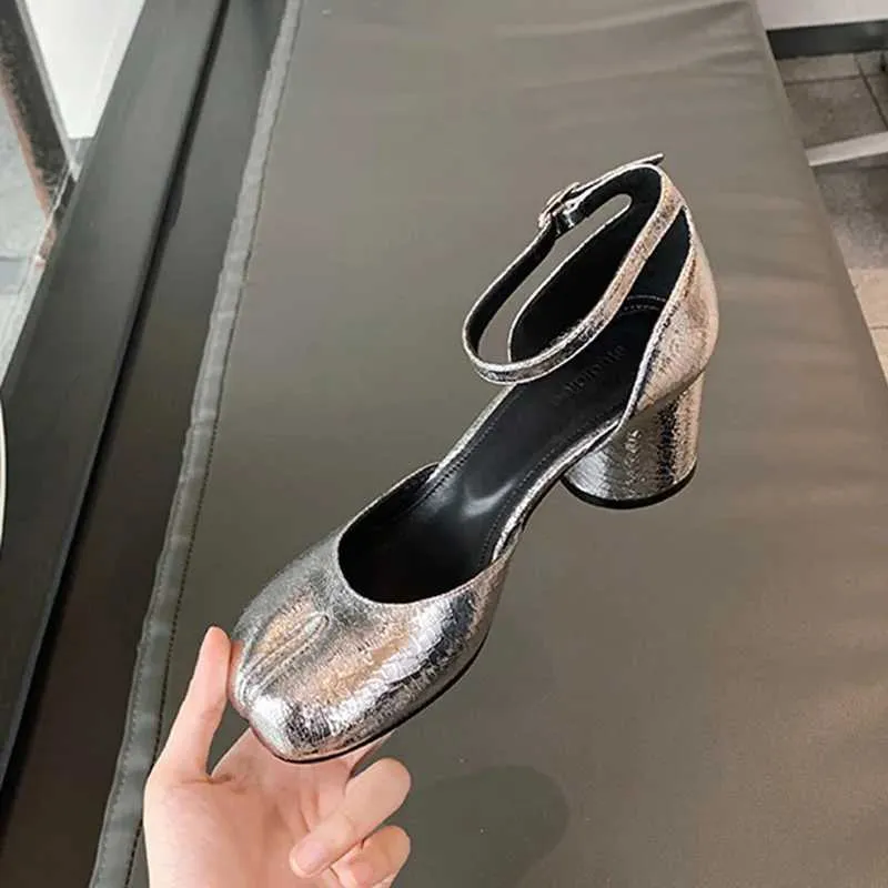 Sandaler varumärkesdesigner Tabi Ninja High Heels Shoes Woman Ankle Strap Silver Crack Leather Pumpar Split Toe Dorsay Mary Janes Shoes Womanl2404