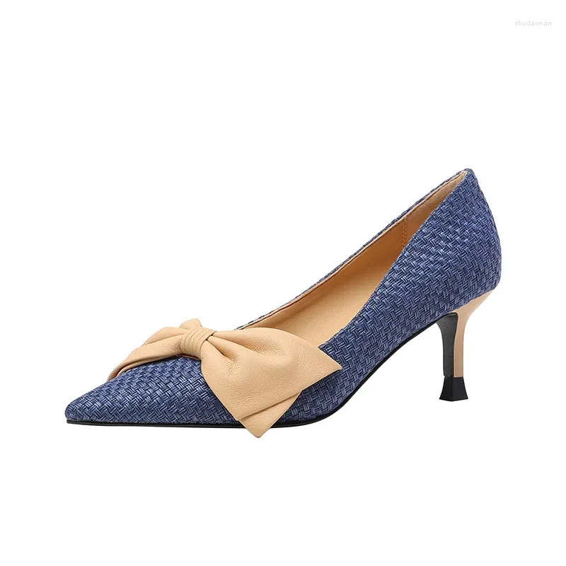 Klänningskor EGTPINAOP 2024SPRING Fashion Women Pumps äkta ko läder tunna häl retro pekade huvud kvinnors höga klackar d18-jh867