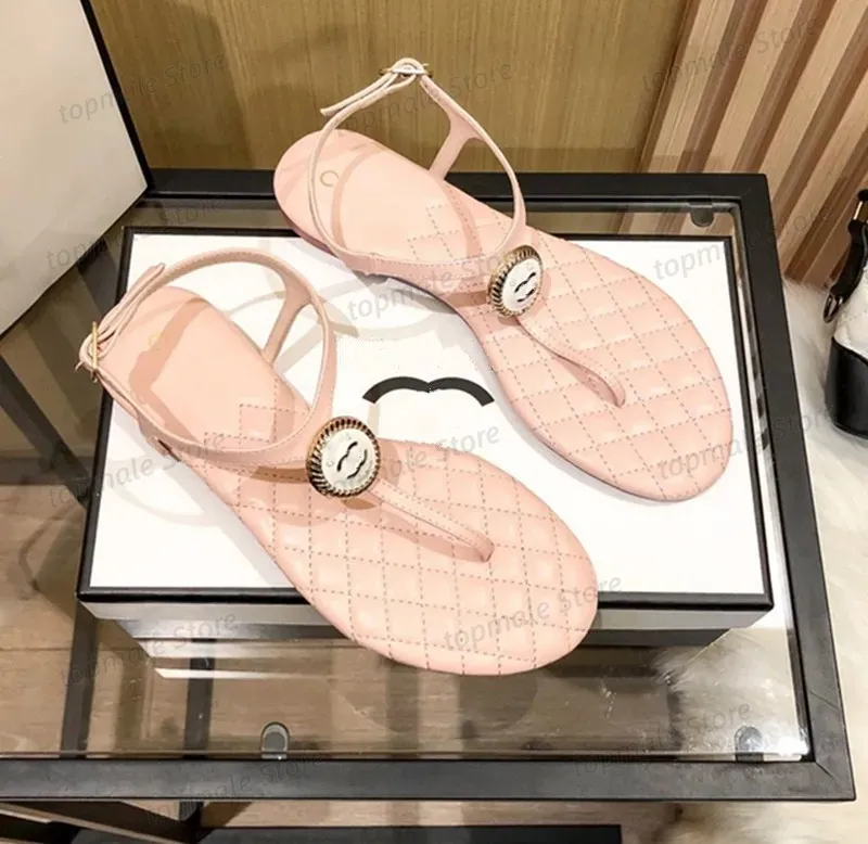 Lyxdesigner kvinnors sandaler sommar mode älskar pärla spänne kvinnors flip-flops platt sandaler kvinnors tofflor t-stil snörning kvinnors strandskor