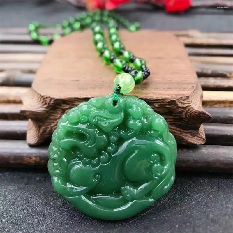 Hänge halsband naturlig mode grön jade snidad kylin pixiu drake kinesisk amulet sten halsband kvinna mans fest hals smycken