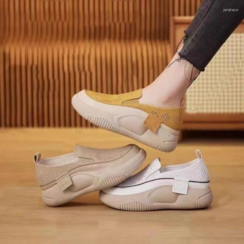 Buty zwykłe pusta dziura oddychająca dla kobiet 2024 Summer Grube Sole Retro Białe trampki Komiesz komfort na obuwie