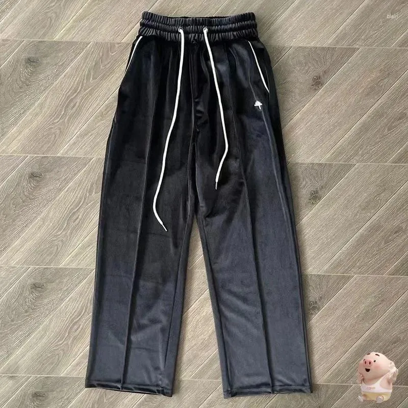 Pantalon masculin en daim de rue haute brodé