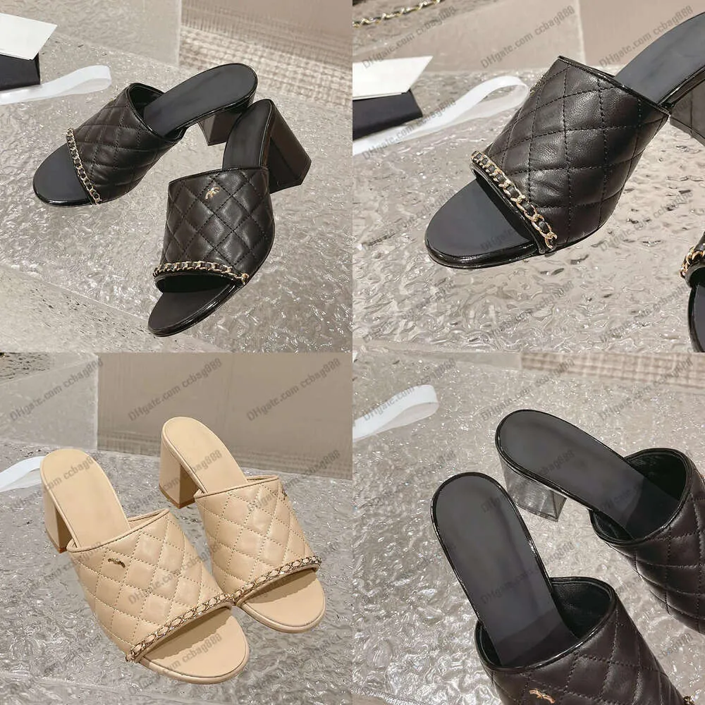 Slippers en peau d'agneau pour femmes talons grossiers 7cm avec sandales de chaîne rétro noires rond rond de texture matelgée glissa les dames glisser sur les tongs de chaussures de plage extérieure