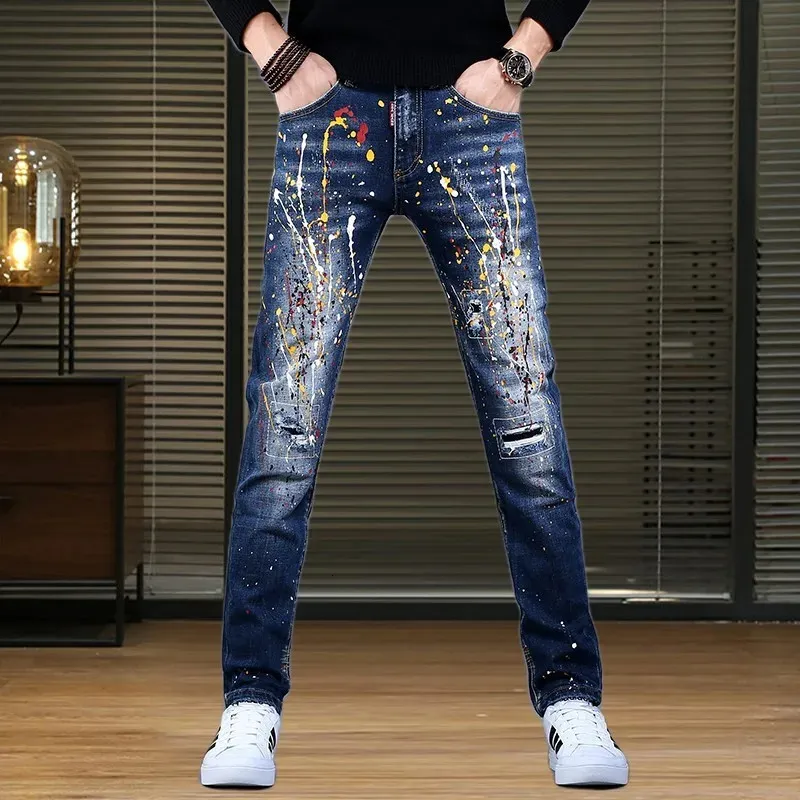 Versione corea maschi di alta qualità jeans sexy sexy strappato slim jeansmess dipinto dipinti eleganti jeans da strada;240417
