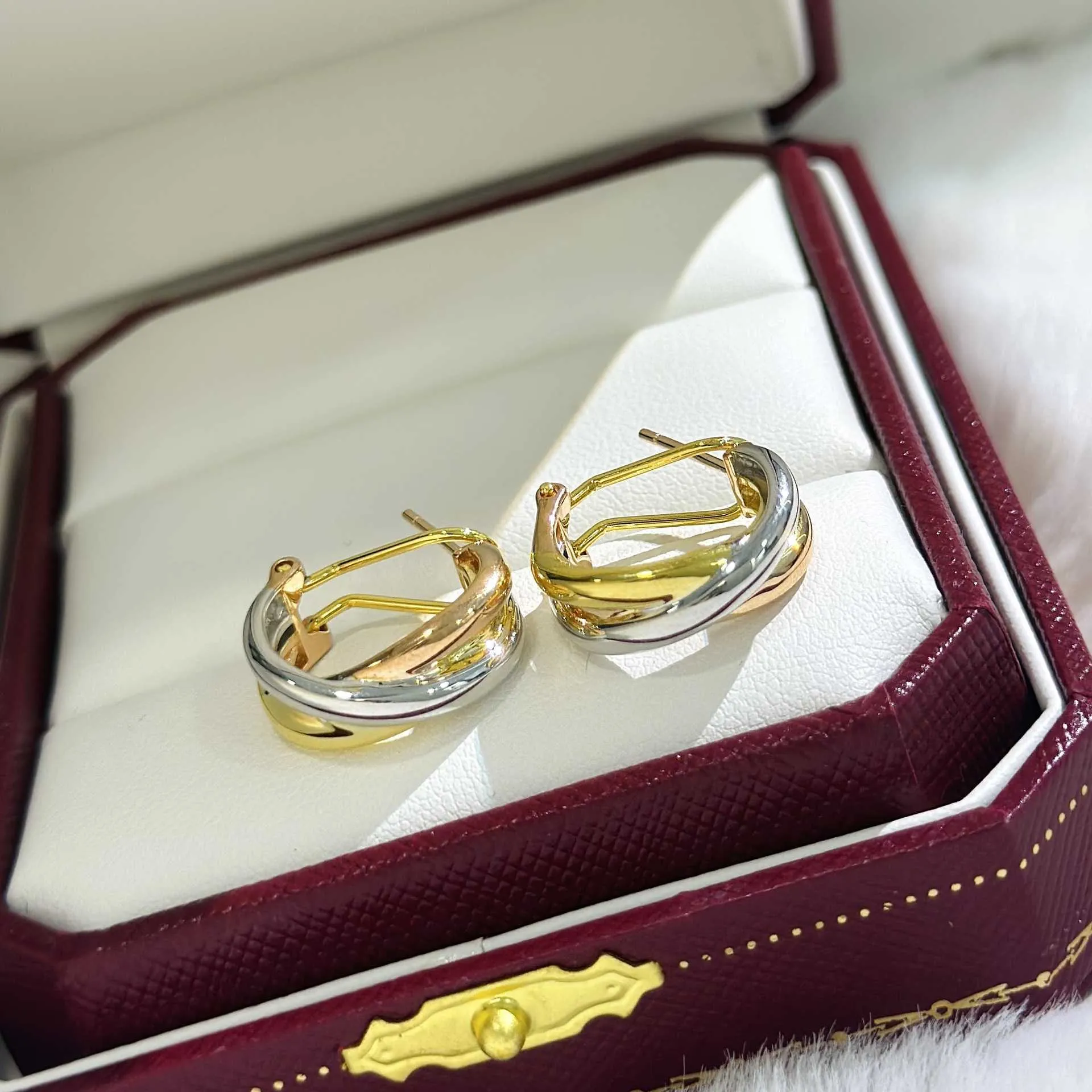 Gold Diamond Design Stand Pendientes de tres colores Pendientes de anillo de color Ligero de lujo y generoso único versátil con pendientes originales Carrtiraa