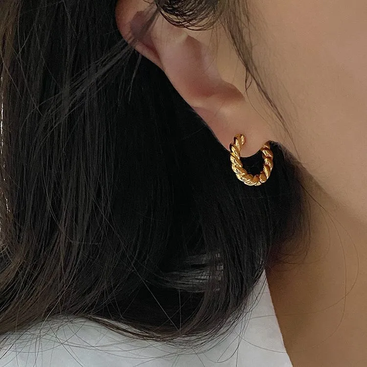 Trendiga designer smycken vridit små runda bågar örhängen för kvinnor mode guld färg cirkel små huggie örhängen öron spänne