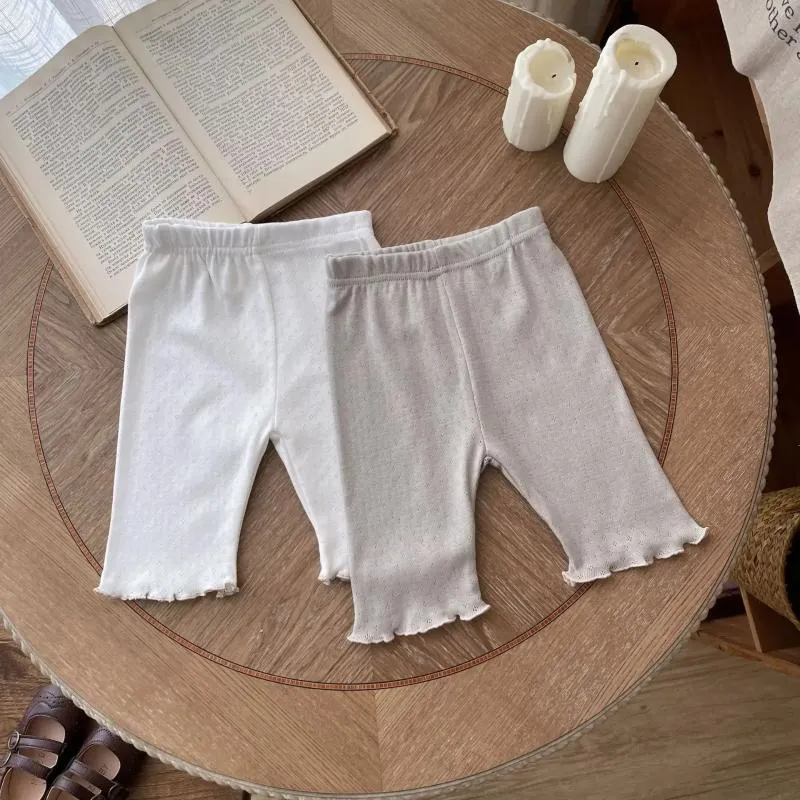 Shorts 2024 sommar baby flicka bomull ihåliga solida spädbarn leggings för flickor mode söta småbarn barn casual byxor