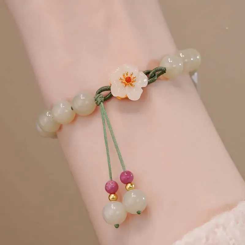 Kralen jade kralen kleine perzik bloem geweven armband vrouwelijke minderheid design studenten beste vriend cadeau kralen armband ins breien 240423