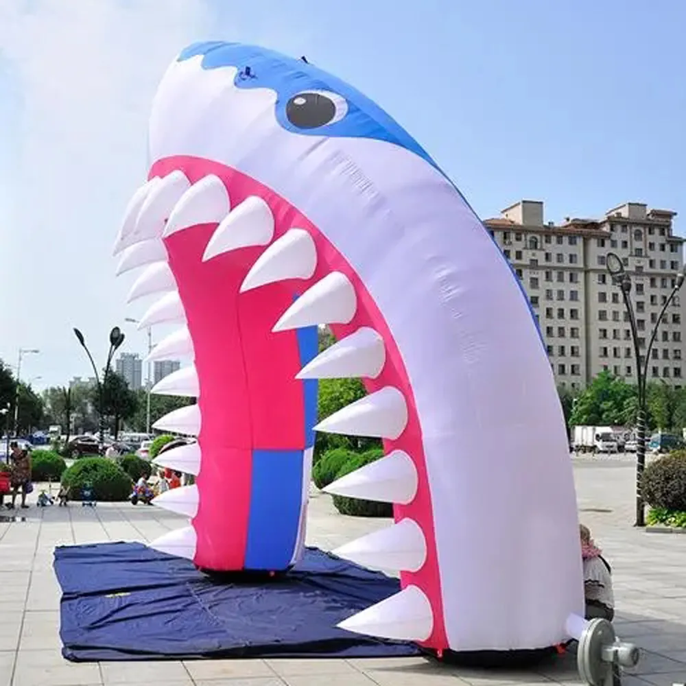 عرض 8 أمتار (26 قدمًا) مع قوس سمك القرش المخصص للتصميم المنفخ مع أسنان حادة لاستقبال مدخل الحديقة
