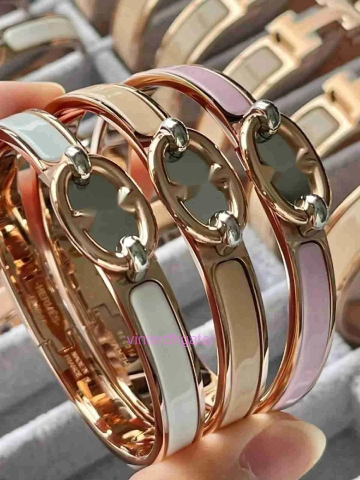 Bracciale di casa di lusso di lusso di fascia classica classica nuova coppia di bracciali smalti regalo elegante e minimalista accessorio a tavola stretta per maiale naso rosa oro