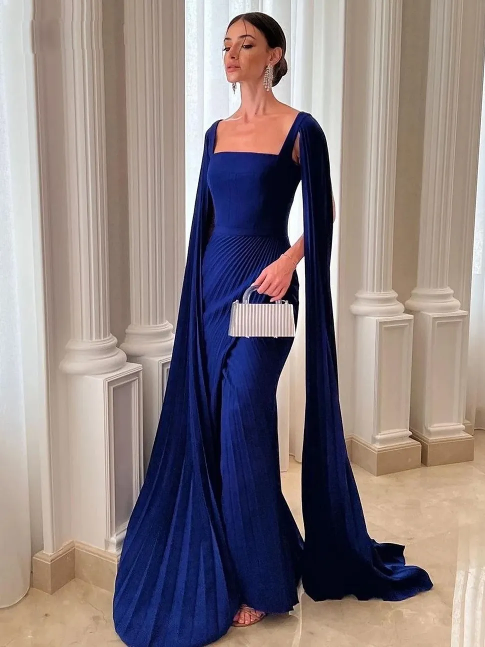 Blue Ruffle Square Collier avant Robes de soirée à fente Sans manches avec une robe de célébrité de sirène cape pour les femmes robe d'occasion pour femmes