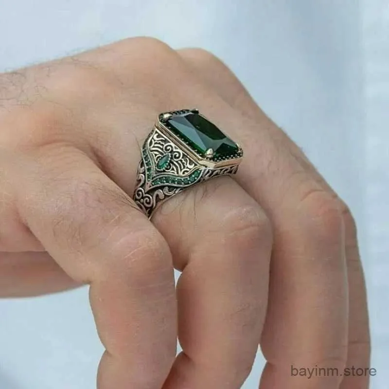 Bagues de mariage rétro rétro à sculpture à la main anneaux punk pour les hommes couleurs argentées à la mode métallique carrée en zircon verte en verre de zircon bijoux