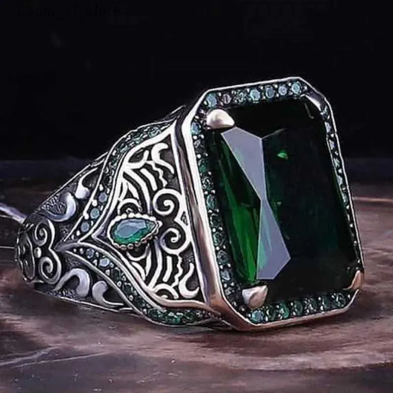 Pierścienie zespołu retro ręcznie robione punkowe punk dla mężczyzn modny srebrny kolor metalowy inkrustowany zielony biżuteria cyrkonowa H240424