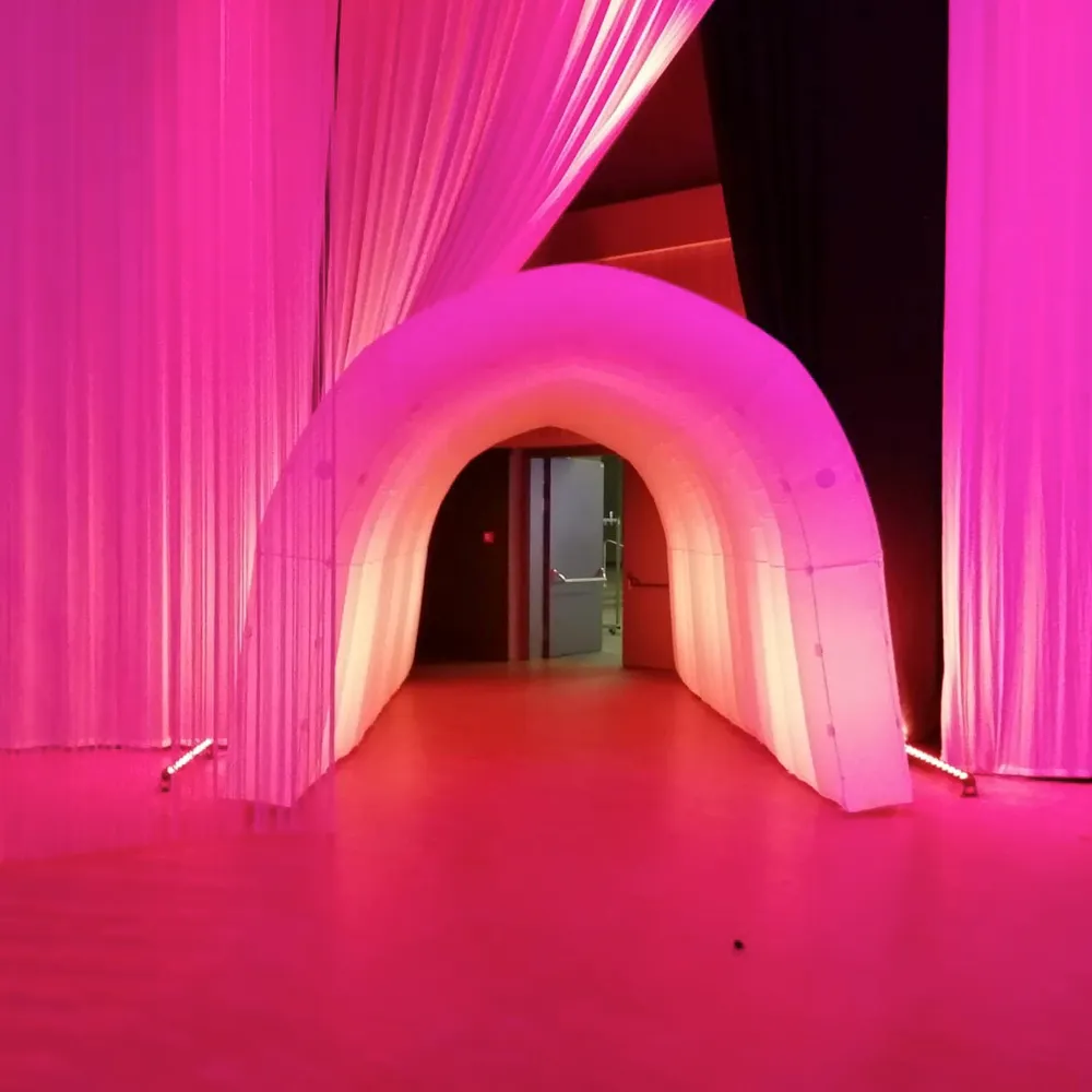 8mlx4mwx3,5mh (26x13.2x11.5ft) Tent à tunnel gonflable LED Promotionnel extérieur, canal de sport pour l'entrée de l'événement de fête de mariage