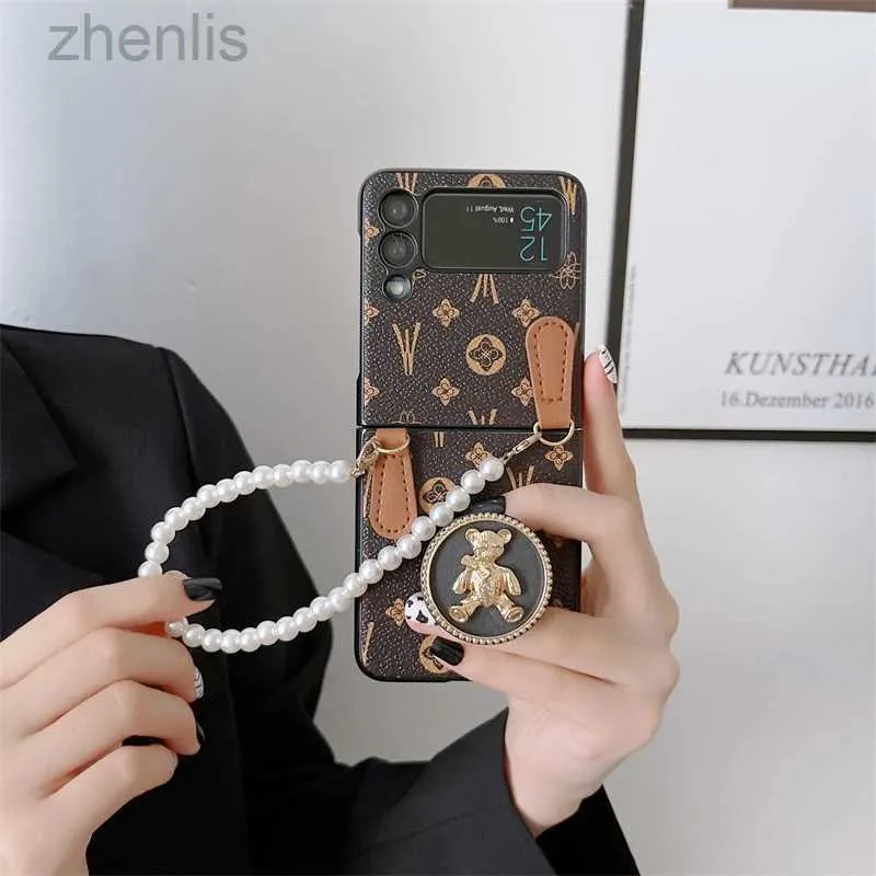 Mobiele telefoons Luxe schattige 3D Bear Pearl Chain Stand Telefoonhoesje voor Samsung Galaxy Z Flip 3 4 2 5 FLIP3 FLIP5 FLIP4 5G Cover Lederen Cases Capa D240424