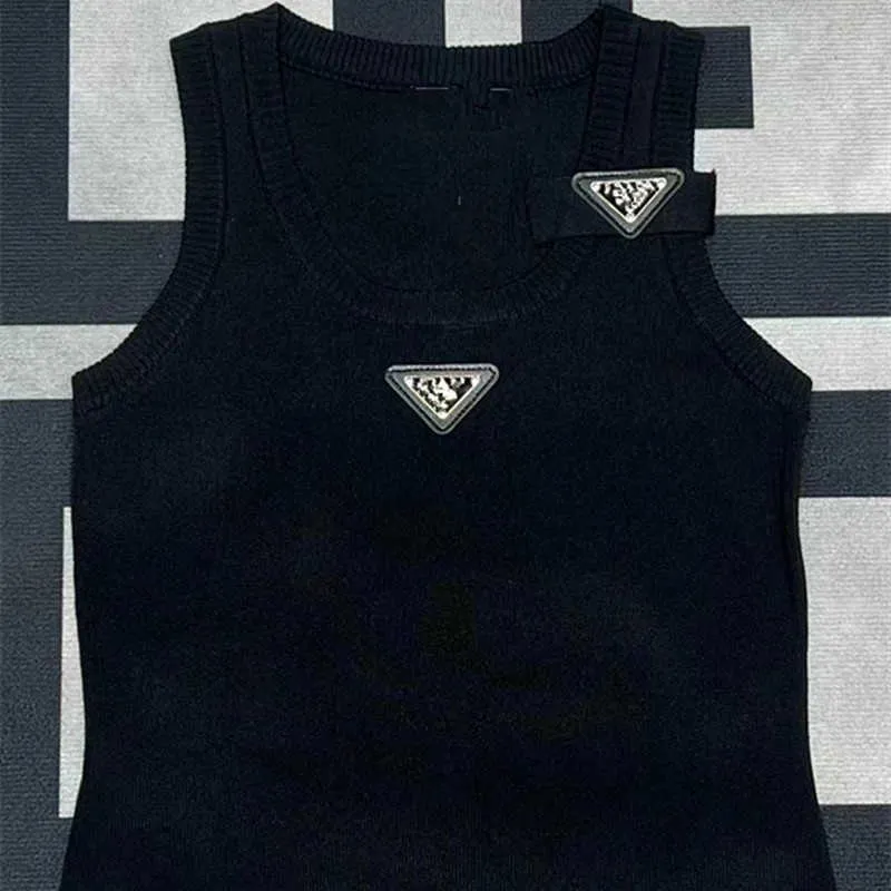 Frauen Tanks Camis Designer P Family 24 Frühling/Sommer Neue umgekehrte Dreieckstruhe Mode schlanke Passform und Altersreduzierung Stricktop für Frauen 5Z4Z