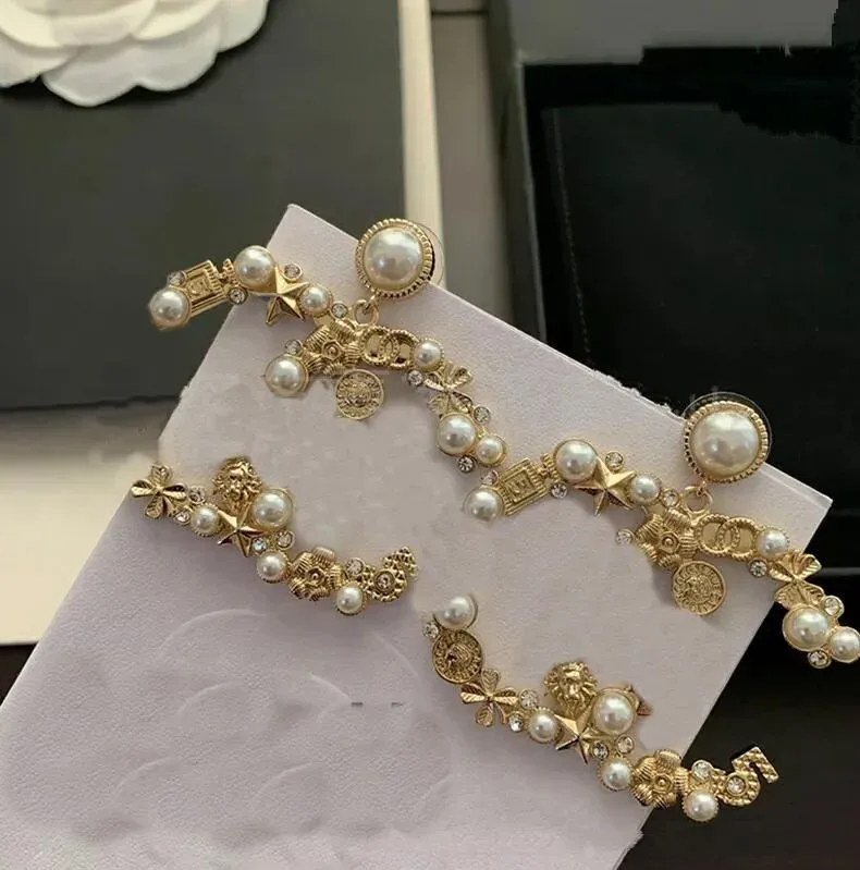 Designer Luxury Bellissimi orecchini a bottone Lettera tempestata di orecchini a sospensione perle per donne regali di accessori per gioielli di alta qualità Cyg24042303-3