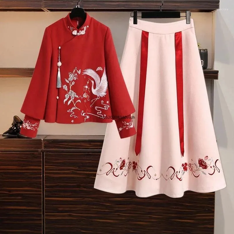 Stage slijtage Chinese stijl borduurwerk dunne tops oversized plus size dames slanke rode jas wollen veer cheongsam hanfu rokkostuum