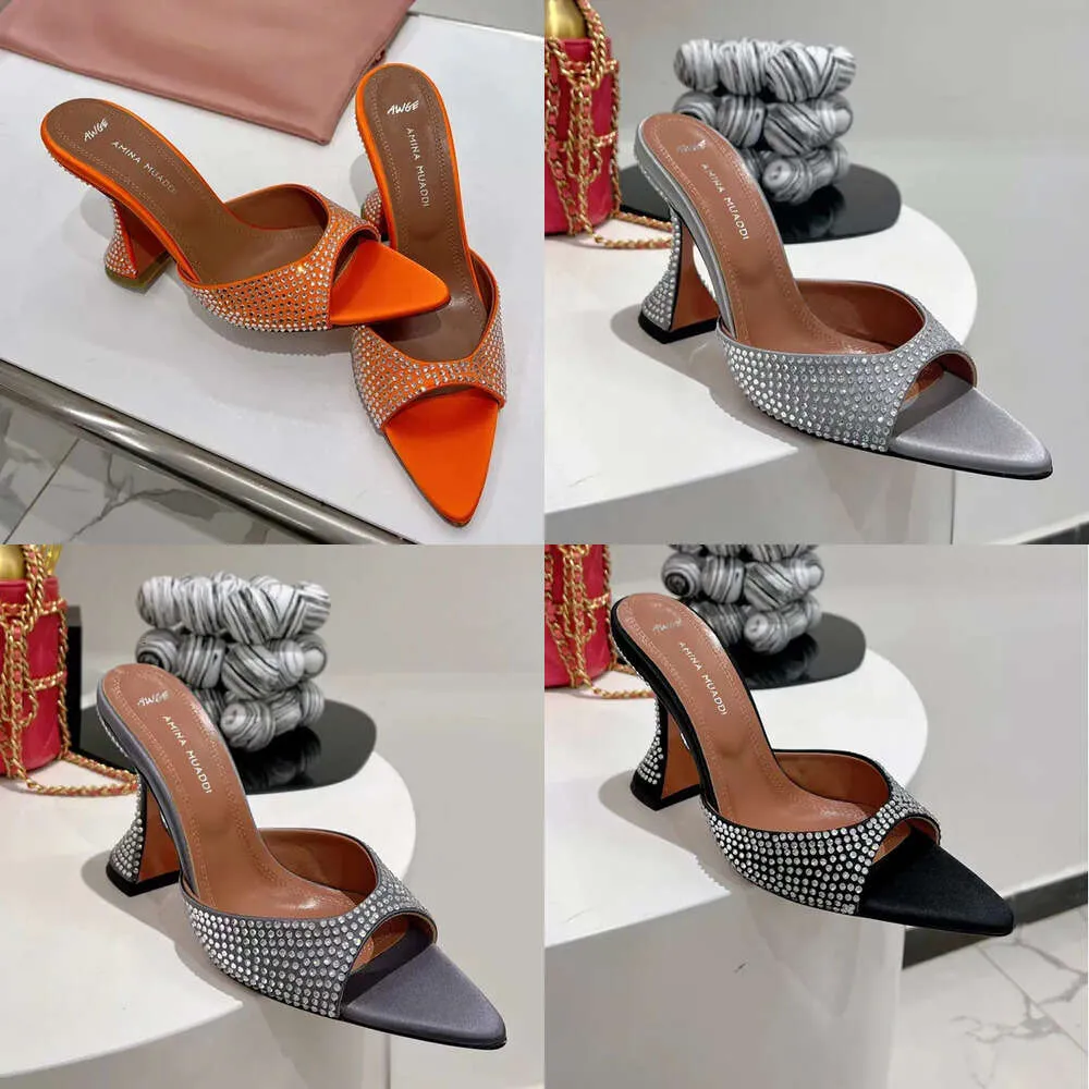 Muaddi Amina High Heel Slippersファッションデザイナーの女性サンダルは、サテンラインストーンデコレーションカジュアルパーティーシューズを添えた9.5cmワインカップのかかとを開いています9.5cmワインカップのかかと