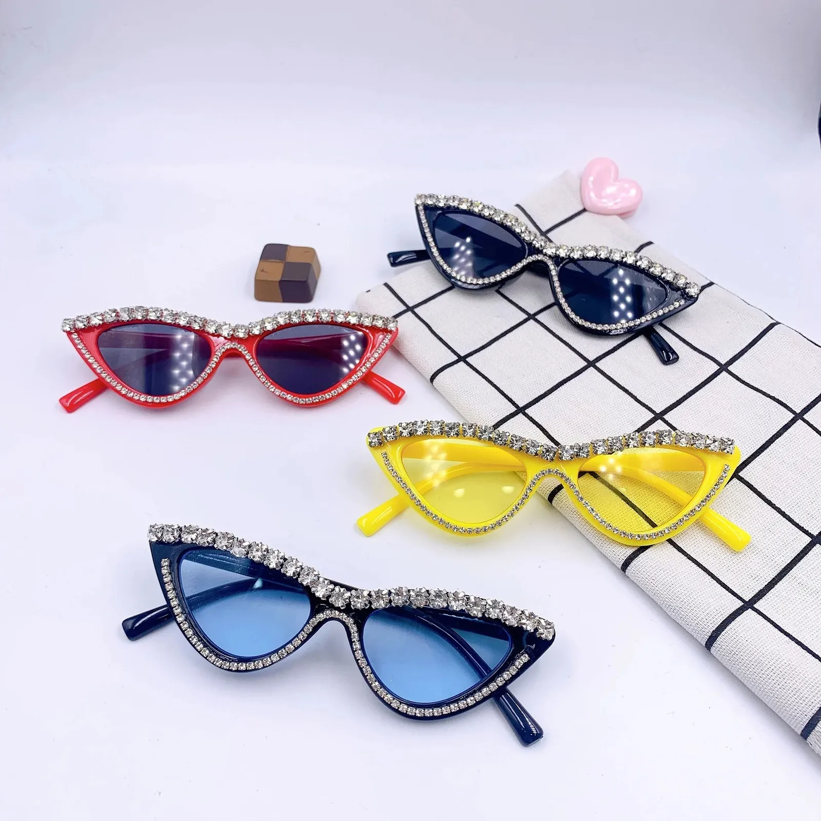 Network Fashion Childrens occhiali da sole Triangolo Personality Stick Diamond Street Viaggia Po 240419