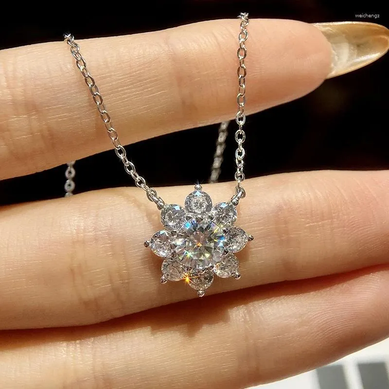 Hängen GRA 1CT utsökta solroscertifierade Moissanite Diamond Necklace for Women Gift Real 925 Sterling Silver Wedding Fine Jewelry