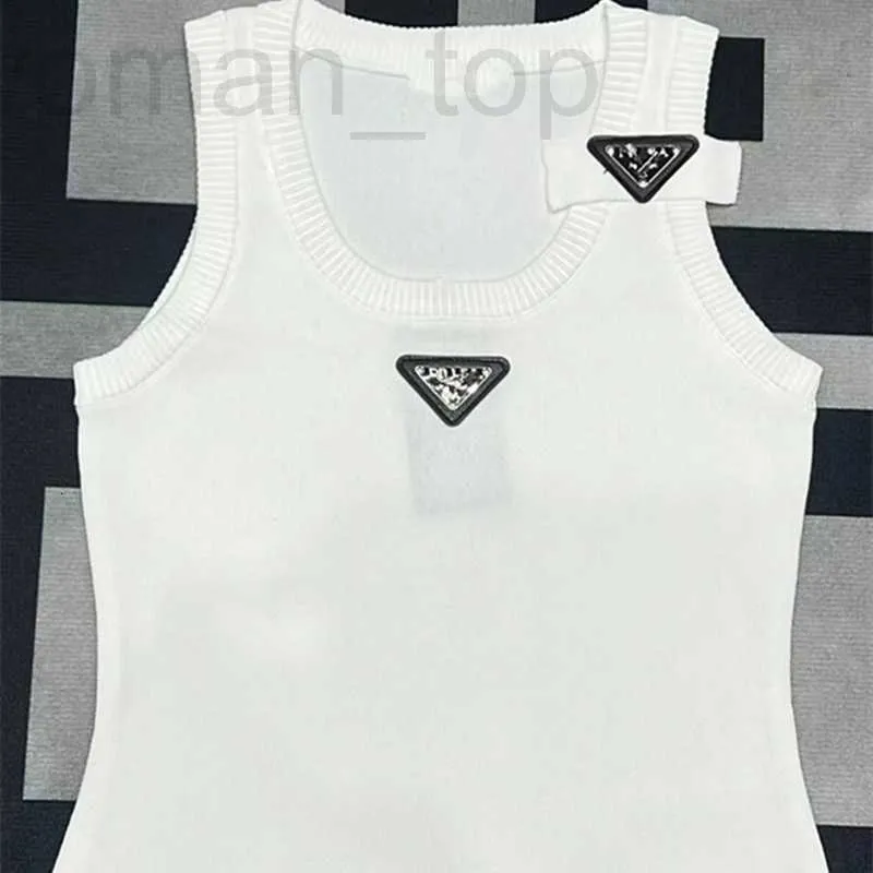 Frauen Tanks Camis Designer P Family 24 Frühling/Sommer Neue umgekehrte Dreieckstruhe Mode schlanke Passform und Altersreduzierung Stricktop für Frauen 5Z4Z