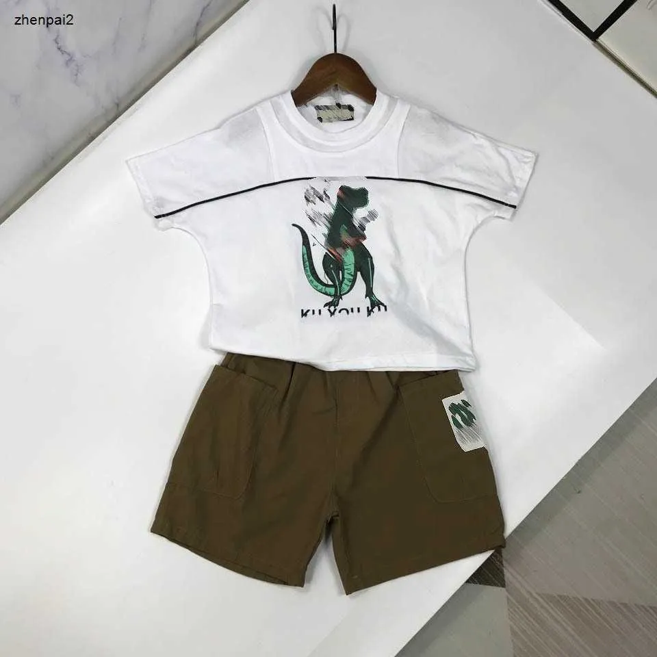 Trechos de bebê de luxo meninos de verão, terno de manga curta, roupas de grife de grife de grife 90-150 cm de camiseta de dinossauros e shorts 24april