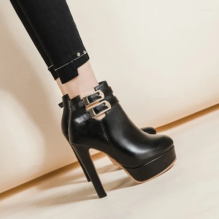 Повседневная обувь осенняя зимняя женские ботинки с лодыжкой 12,5 см. Супер высокая каблука черная кожаная платформа для модных ремней для модных ремней
