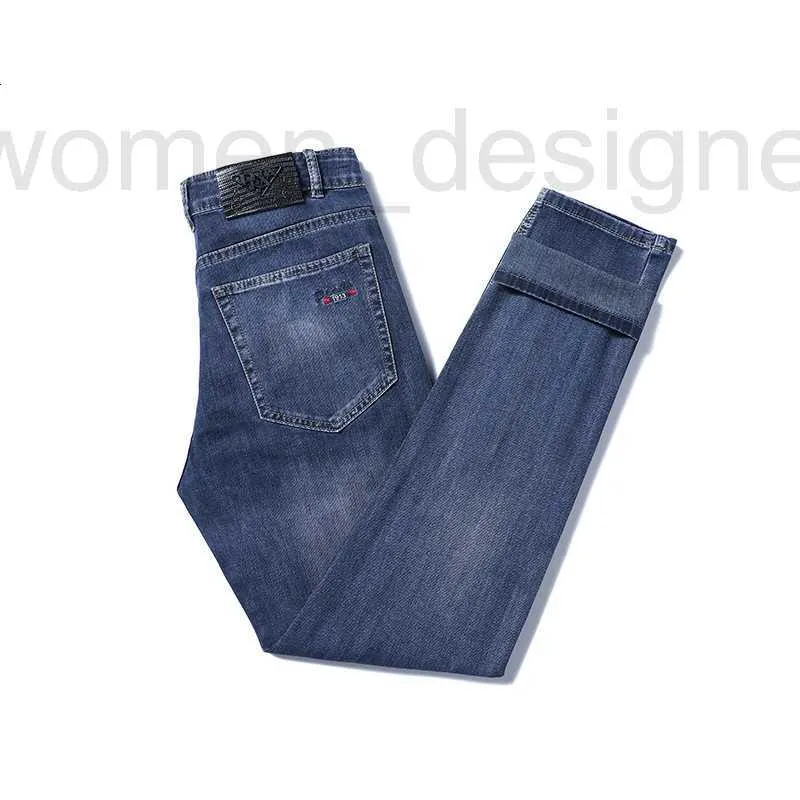 Designer de jeans masculin concepteur de coton de printemps stretch stretch mince jeunesse décontractée pantalon long bleu avec une légère élasticité 9c8h