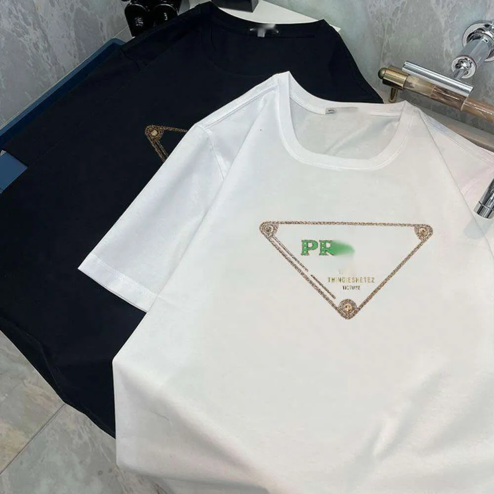 Triangle T-shirt Designer P Top di alta qualità T-shirt di lusso a maniche corte comoda maglietta comoda marca leggero logo di colore setoso uomo e donne indossano