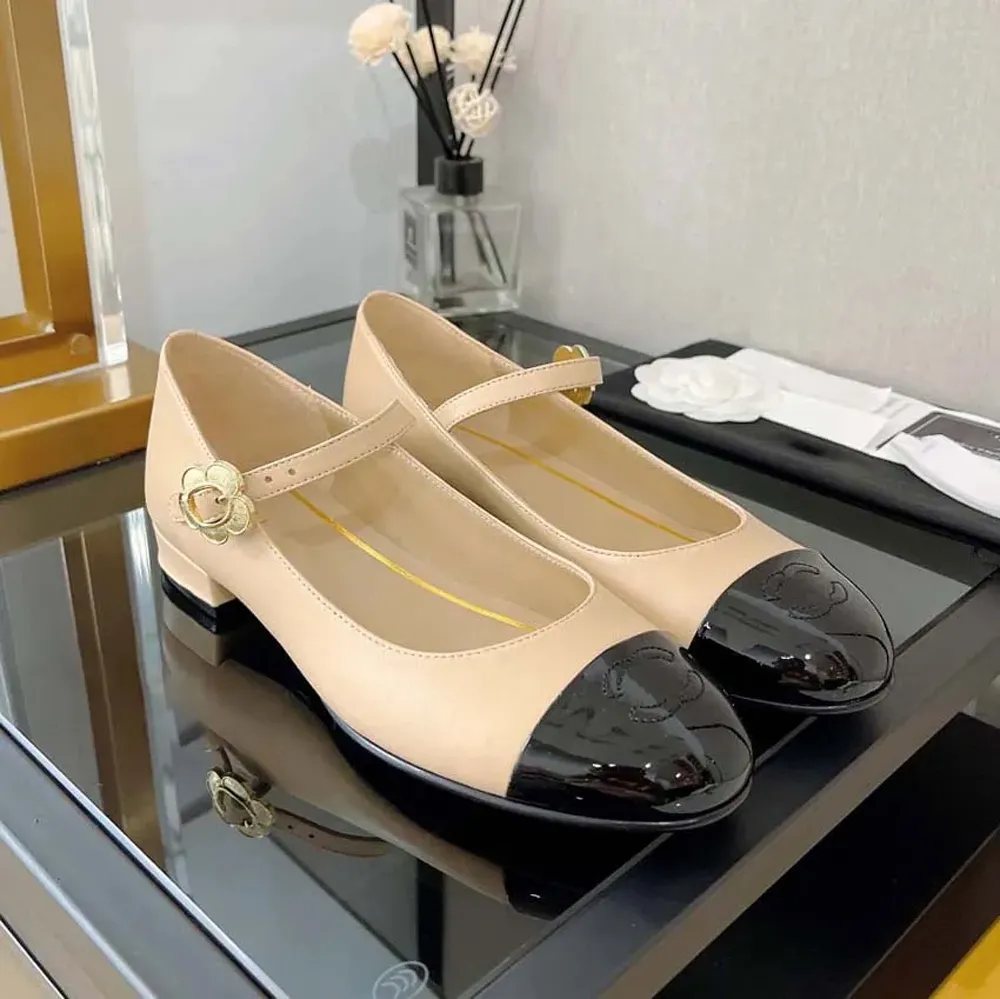 Ladies Dress Shoe Shoe Calfskin Catwalk Bombas Sandálias High Sandals Plataforma de alta qualidade Decoração de metal clássica clássica de moda clássica de sandália Slide 5201