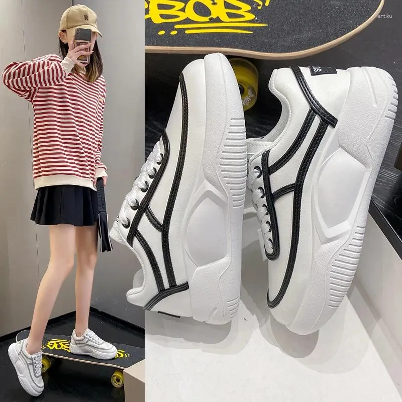 Повседневная обувь корейская версия маленькой белой девочки весна 2024 г. толстый нижний кекс для летательного вулканиза