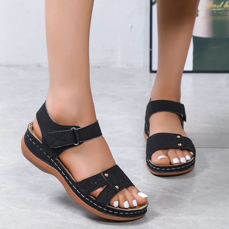 Casual Shoes 2024 Sandaler stor storlek kvinnliga skoskogar kil Öppen tå Big Girls Fashion Beige Low Beach Platform Peep Comfort Back